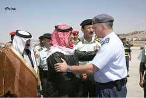 مندوب الملك يستقبل جثمان شهيد الواجب الانساني ابو قديري 