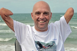 مبتور الساقين والذراعين يجوب قارات العالم سباحةً