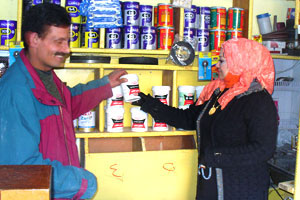 مصرية تحقق حلم الهندسة بمهنة النقاشة