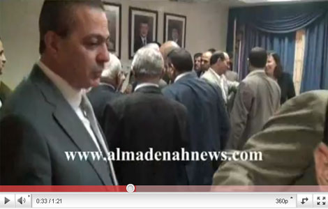 النواب يخرجون من اجتماع مغلق ( فيديو ) 