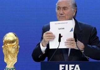 بلاتر "يفكر" بسحب تنظيم كأس العالم 2022 من قطر.. خطوة خطوة