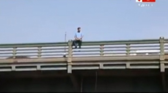 بالفيديو.. مذيع مصري حاول الانتحار فصُدم بردّة فعل المارة