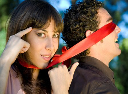 هندي يقطع لسانه إرضاء لزوجته