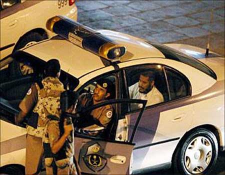 السعودية: المرور يمنح رجاله صلاحية إيقاف المتهورين بالقوة
