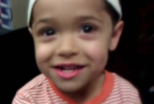 فيديو :  طفل امريكي مسلم يتعلم اللغه العربيه