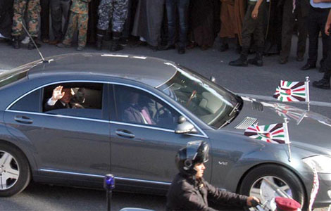 شاهدوا بالفيديو و الصور موكب الملك و احتفالات الاردنيين بعيد الاستقلال 