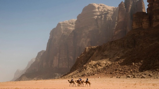 بالصور شاهدوا .. تصاميم غريبة في الصحراء الأردنية