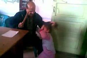 بالفيديو.. مدرس مصري يعذب 25 تلميذا بحضانة