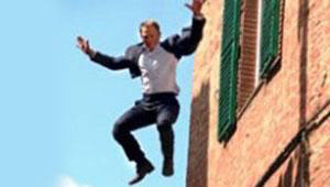 الزوجة ضبطت زوجها يخونها بالمنزل فألقته من الطابق الثاني