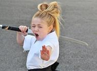 بالفيديو: طفلة تبهر لجنة التحكيم بمواهبها القتالية