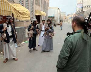 الأحمر يتحدى صالح والقتال مستمر 	