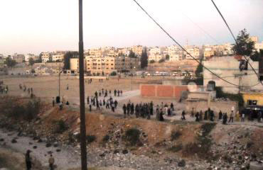 احالة 40 شخصا  بينهم أربع سيدات على خلفية مشاجرة انتهت بمقتل شاب عشريني .