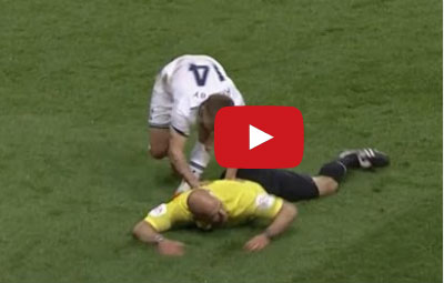 اشتباك "طريف" بين الحكم  واللاعب !