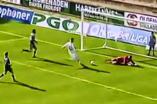 شاهد: لاعب دنماركي يهدر أغرب فرصة للتهديف شاهد: لاعب دنماركي يهدر أغرب فرصة للتهديف
