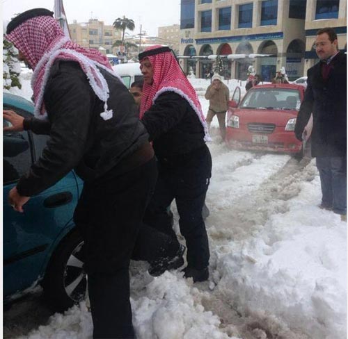 بالفيديو : الملك يساعد مواطنين علقت سيارتهم في ثلوج عمان بالفيديو : الملك يساعد مواطنين علقت سيارتهم في ثلوج عمان
