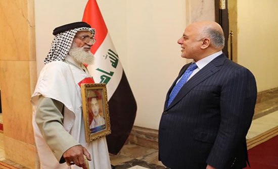 فيديو ..فضيحة على فيسبوك: العبادي يحاول رشوة شيخ المتظاهرين