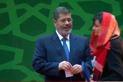 مسيحية تحرز المركز الثاني في مسابقة مولد النبي (ص) .. ومرسي يكرمها مسيحية تحرز المركز الثاني في مسابقة مولد النبي (ص) .. ومرسي يكرمها