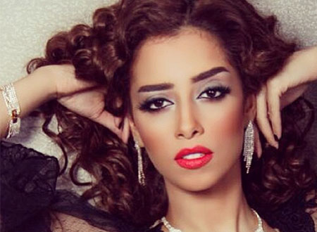 بالفيديو: بلقيس فتحي تغني بهستيريا في المطار