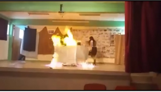 بالفيديو: لحظة احتراق طالبتين أثناء مسرحية مدرسية بالفيديو: لحظة احتراق طالبتين أثناء مسرحية مدرسية