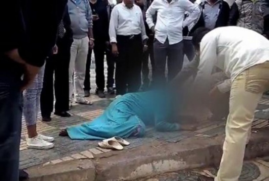 فيديو: رجل يعتدى على زوجته بالضرب في الشارع أمام المارة بالمغرب