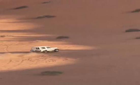 شاهد المعجزة تتدخل وتنقذ سيارتين على رمال السعودية