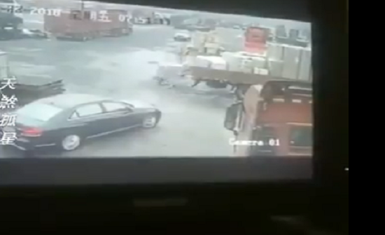 بالفيديو: حمولة ثقيلة تودي بحياة عامل