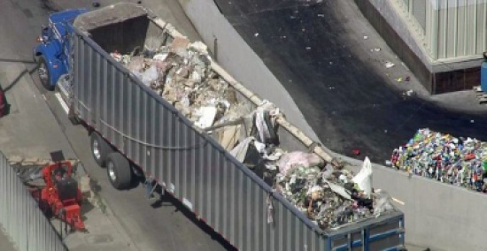 رمى جثتها في مكب النفايات... معتقداً أنها "كذبة نيسان"