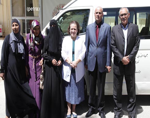 مؤسسة الاميرة عالية تقدم حافلة ركاب لجمعية خيرية بقريقرة مؤسسة الاميرة عالية تقدم حافلة ركاب لجمعية خيرية بقريقرة