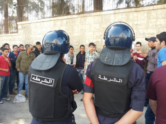 بالصور  : طلاب التوجيهي يعتصمون امام وزارة التربية والتعليم