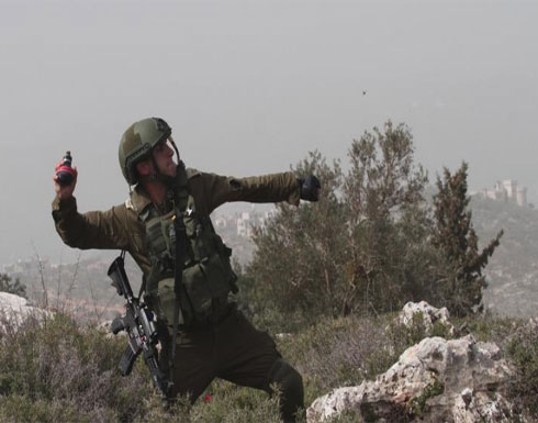 الجيش الإسرائيلي يلقي قنبلة صوتية تجاه زوجين فلسطينيين ورضيعهما الجيش الإسرائيلي يلقي قنبلة صوتية تجاه زوجين فلسطينيين ورضيعهما