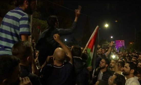 وقفات احتجاجية تشهدها محافظات رفضا لتعديلات "ضريبة الدخل" وقفات احتجاجية تشهدها محافظات رفضا لتعديلات "ضريبة الدخل"