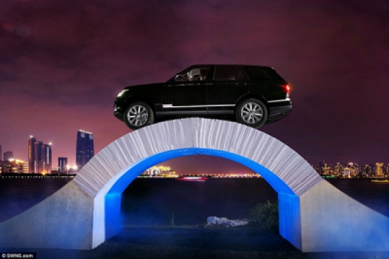 فيديو: رينج روفر تسير على جسر من الورق