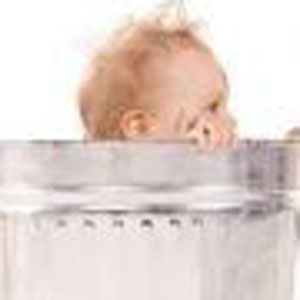 رمته بالقمامة لانه نتيجة علاقة غير شرعية