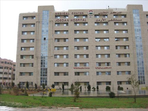 مستشفى الاردن يقدم الهدايا للمرضى بمناسبة عيد الام