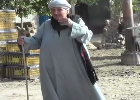 امرأة تتزين بملابس الرجال خوفا من الفتنة