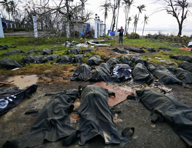 الفليبين تعلن عن ارتفاع حصيلة قتلى الإعصار ‘هايان’ إلى 3633