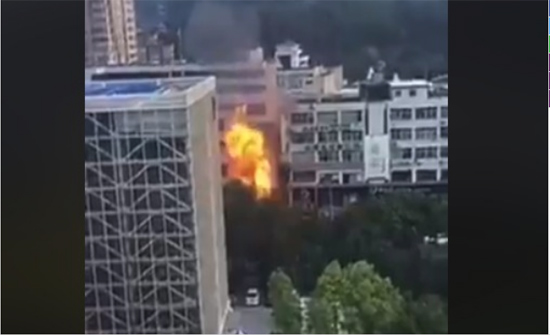 بالفيديو: انفجار محوّل كهربائي.. والنيران تشتعل في المكان!