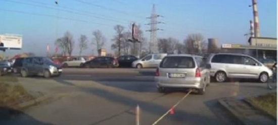 شاهد.. فتاة روسية كادت تتسبب في حادث سير غريب