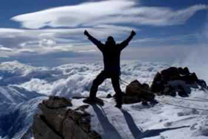 صبي بريطاني يصبح أصغر متسلق في العالم لقمة "إفرست"