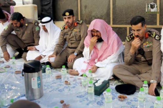 الشيخ السديس يتناول إفطاره مع رجال الأمن إلى جوار الكعبة الشيخ السديس يتناول إفطاره مع رجال الأمن إلى جوار الكعبة