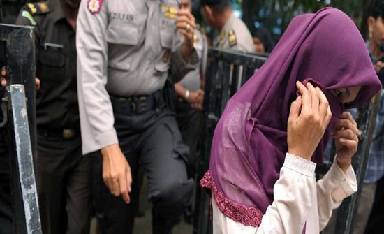 بالفيديو : عقوبة “مقززة” لرجل وامرأة متهمين بالزنا في إندونيسيا بالفيديو : عقوبة “مقززة” لرجل وامرأة متهمين بالزنا في إندونيسيا