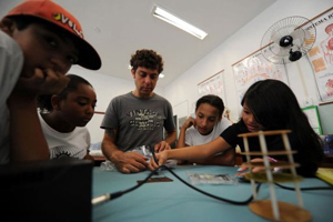 تلاميذ بالبرازيل يستعدون لإطلاق قمر اصطناعي