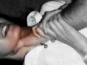 أب يقتل ابنته خنقا