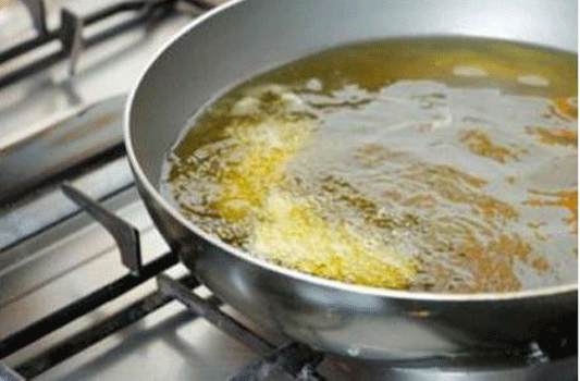 اتصلت بزوجها… لترمي عليه الزيت المغلي فور دخوله المنزل! اتصلت بزوجها… لترمي عليه الزيت المغلي فور دخوله المنزل!