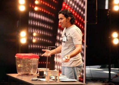 سعودي يأكل الحيوانات حية في ” Arabs got talent ”
