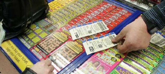 فاز بـ108 ملايين جنيه إسترليني في «اليانصيب».. وتخطى ثروة بعض المشاهير