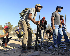 قصف للناتو وانشقاق ضباط عن القذافي 