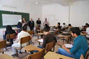رئيس جامعة جرش يتفقد قاعات الامتحانات النهائية 