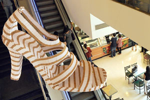 حذاء نسائي من السجائر لمكافحة التدخين