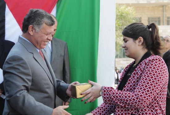 بالصور : الملك يكرم أوائل التوجيهي